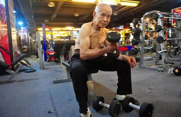 94歲健身爺爺爆紅！他還在運動，你有什么理由偷懶