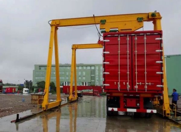 軌道式集裝箱龍門吊的應(yīng)用特點