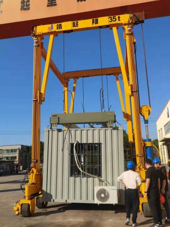 靖起生產(chǎn)制造可移動(dòng)輪胎式集裝箱龍門吊！