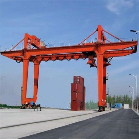 集裝箱龍門吊可配置多種吊具，以適應生產(chǎn)需求！