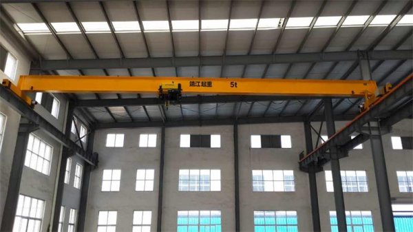 哪些類型的起重機(jī)適合于小空間的吊運(yùn)使用？