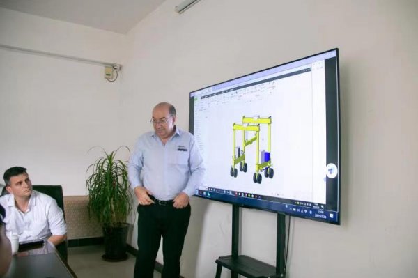 靖起生產(chǎn)的液壓龍門吊，深受國內(nèi)外客戶喜歡！