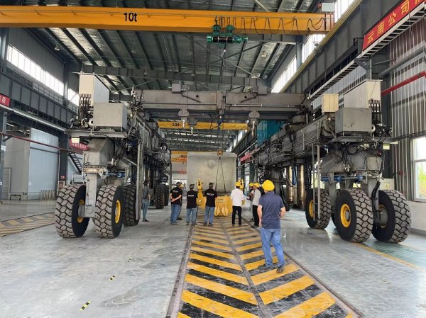 靖起液壓龍門吊起重機(jī)吊運(yùn)能力強(qiáng)，深受客戶喜歡！