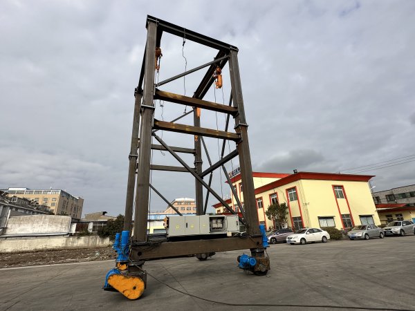 靖起制造的出口移動(dòng)式龍門(mén)吊進(jìn)行試車(chē)實(shí)驗(yàn)啦！