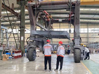 選用跨運(yùn)車(chē)進(jìn)行翻轉(zhuǎn)裝卸，特點(diǎn)有哪些？