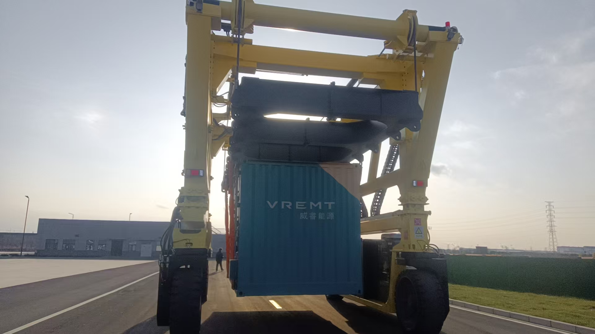 跨運(yùn)車的結(jié)構(gòu)、工作流程及應(yīng)用優(yōu)勢(shì)