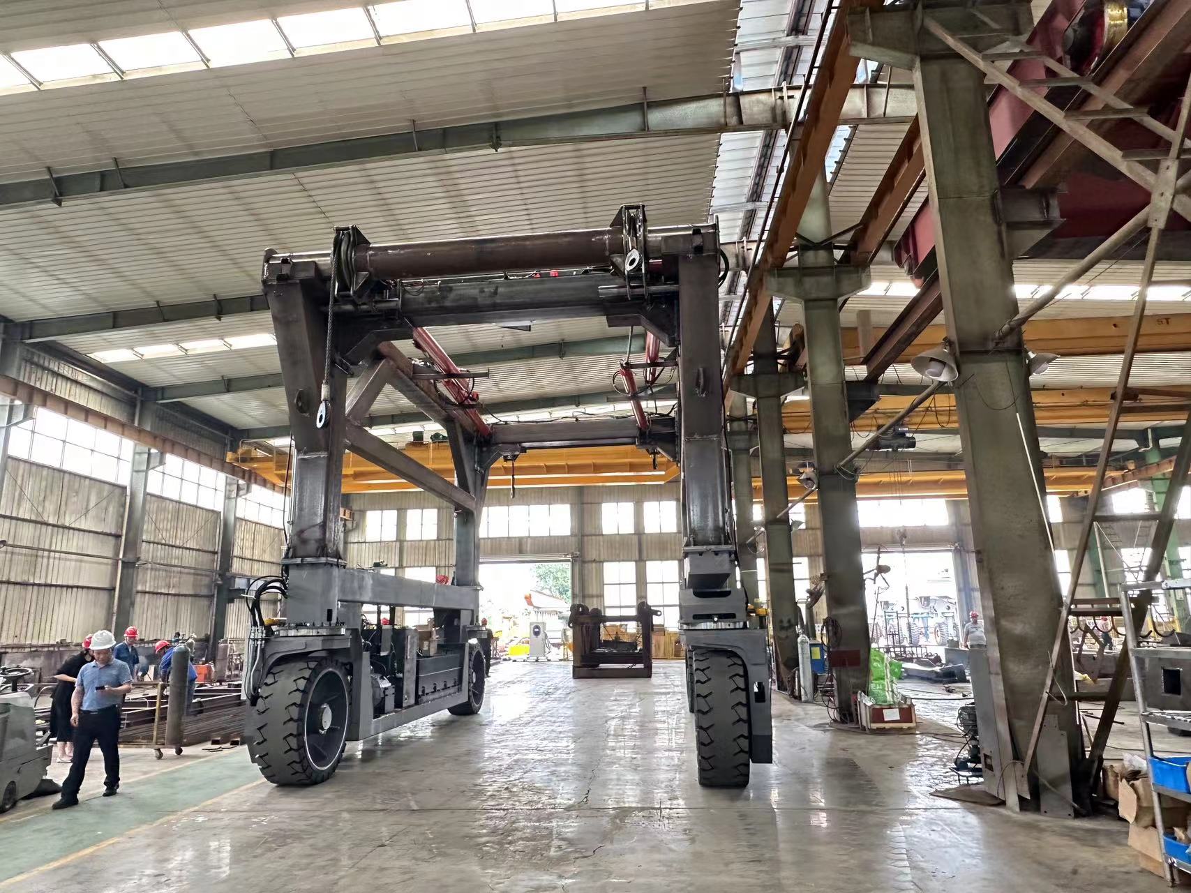 跨運車在多個行業(yè)有著廣泛的應用場景