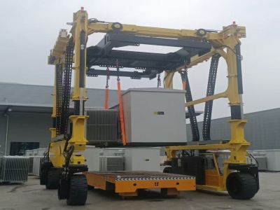 集裝箱跨運(yùn)車是一種高效、靈活的裝卸設(shè)備！