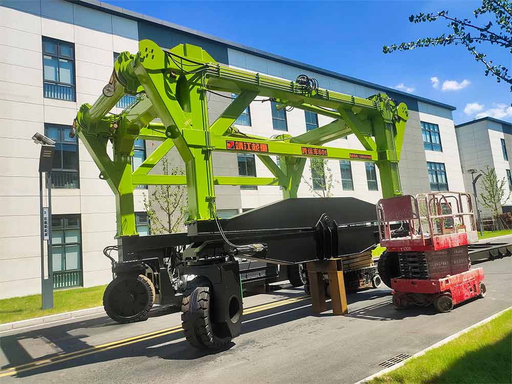 集裝箱跨運(yùn)車(chē)是高效的物料搬運(yùn)設(shè)備！