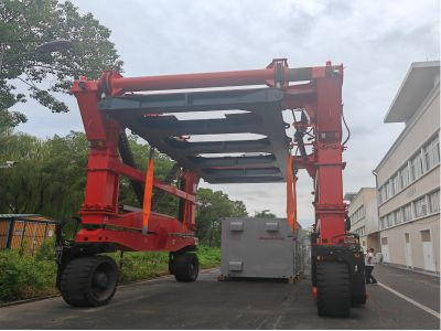 儲能跨運(yùn)車在新能源行業(yè)的應(yīng)用特點(diǎn)