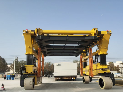 跨運(yùn)車(chē)無(wú)軌設(shè)計(jì)，靈活作業(yè)，提升效率！