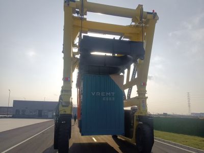 跨運車是多行業(yè)的搬運主力軍！