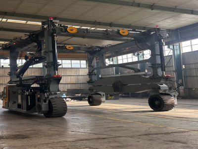 儲能跨運車高效作業(yè)，環(huán)保節(jié)能，應(yīng)用廣泛！